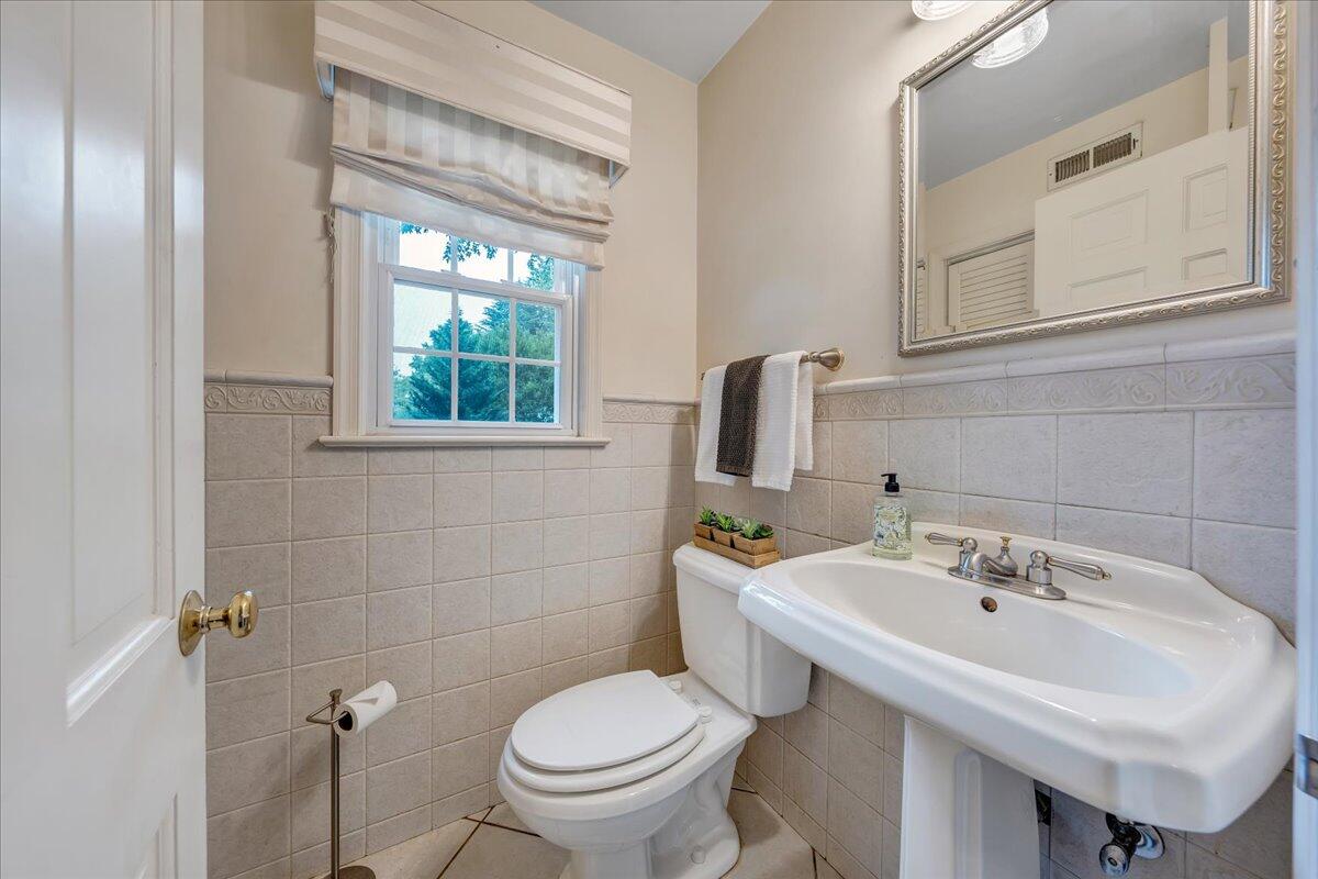 1143 Overland Road Southwest Roanoke, VA 24015 - Photo 12 of 48 09-MIB00832