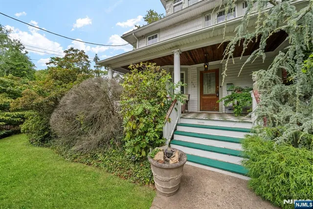 a view of a house with a yard and plants