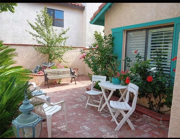 a view of a chairs and table in a backyard
