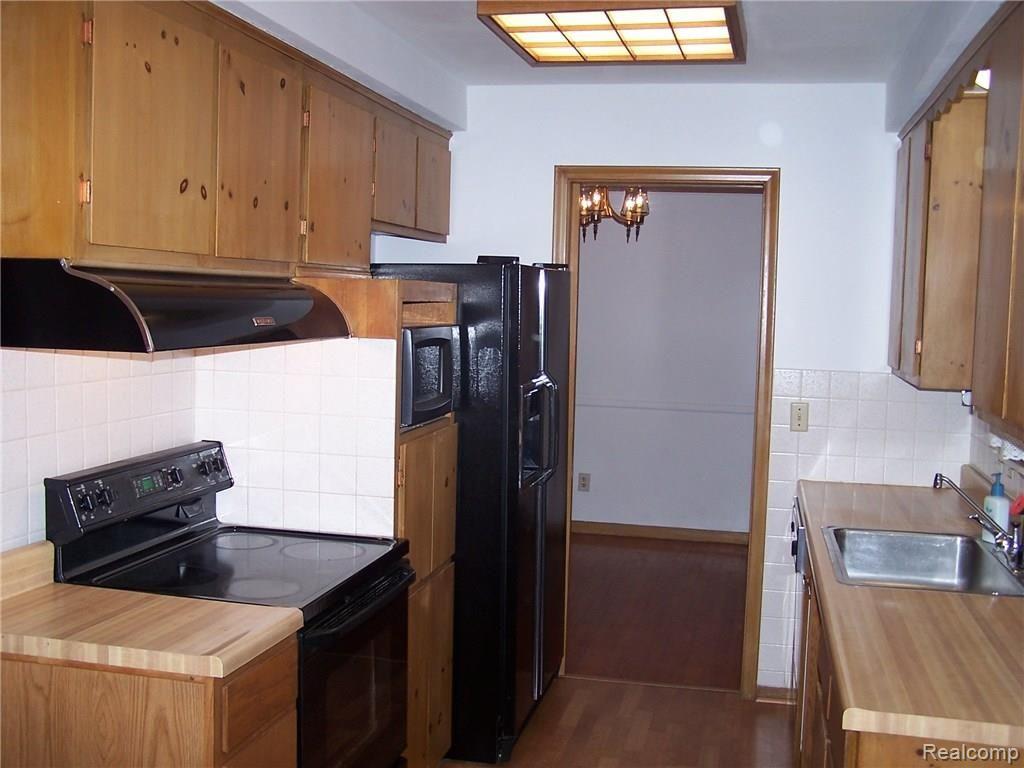 28368 Farmington Road Farmington Hills, MI 48334 - Photo 2 of 20