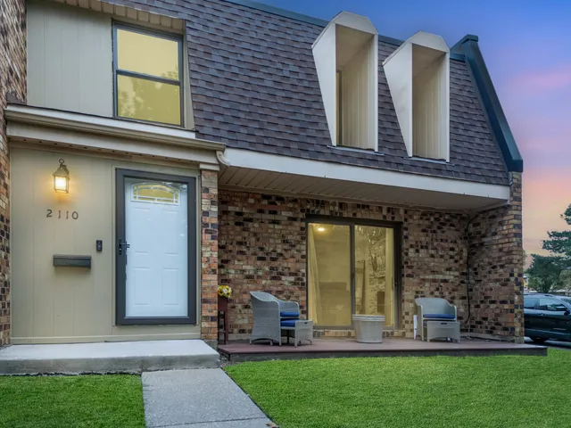 $229,900 | 2110 Country Club Drive, Woodridge, IL 60517