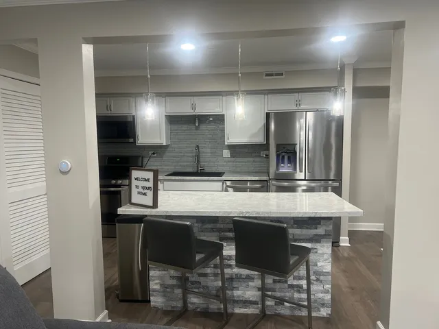 $229,900 | 2110 Country Club Drive, Woodridge, IL 60517