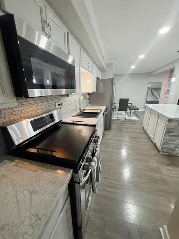 $229,900 | 2110 Country Club Drive, Woodridge, IL 60517