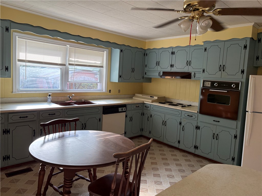 590 Stamp Creek Road Salem, SC 29676 - Photo 5 of 10 Spacious eat in kitchen w/ lots of cabinets.