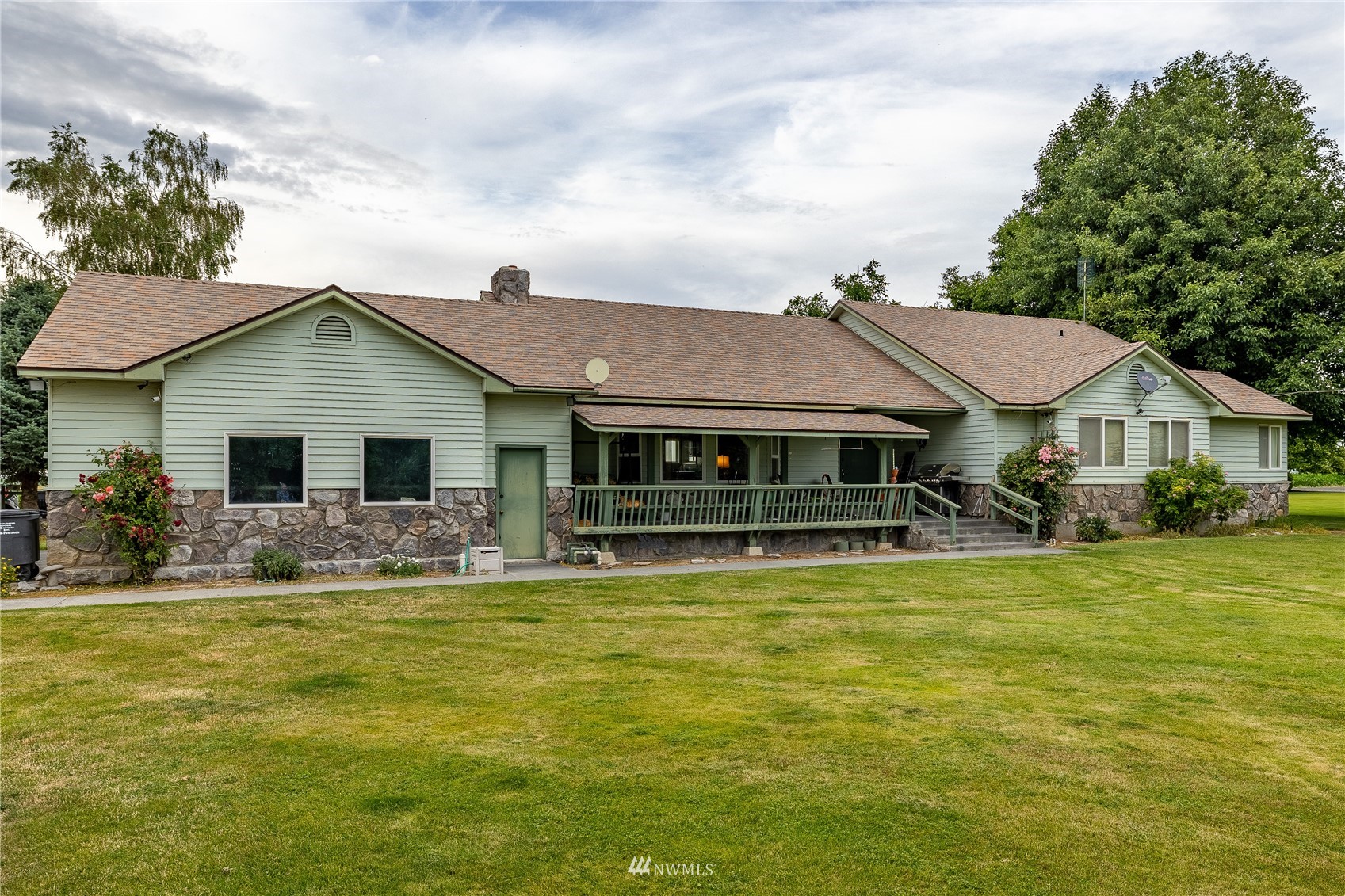 1659 West Gillis Road Othello, WA 99344 - Photo 11 of 38 a house with swimming pool in front of it
