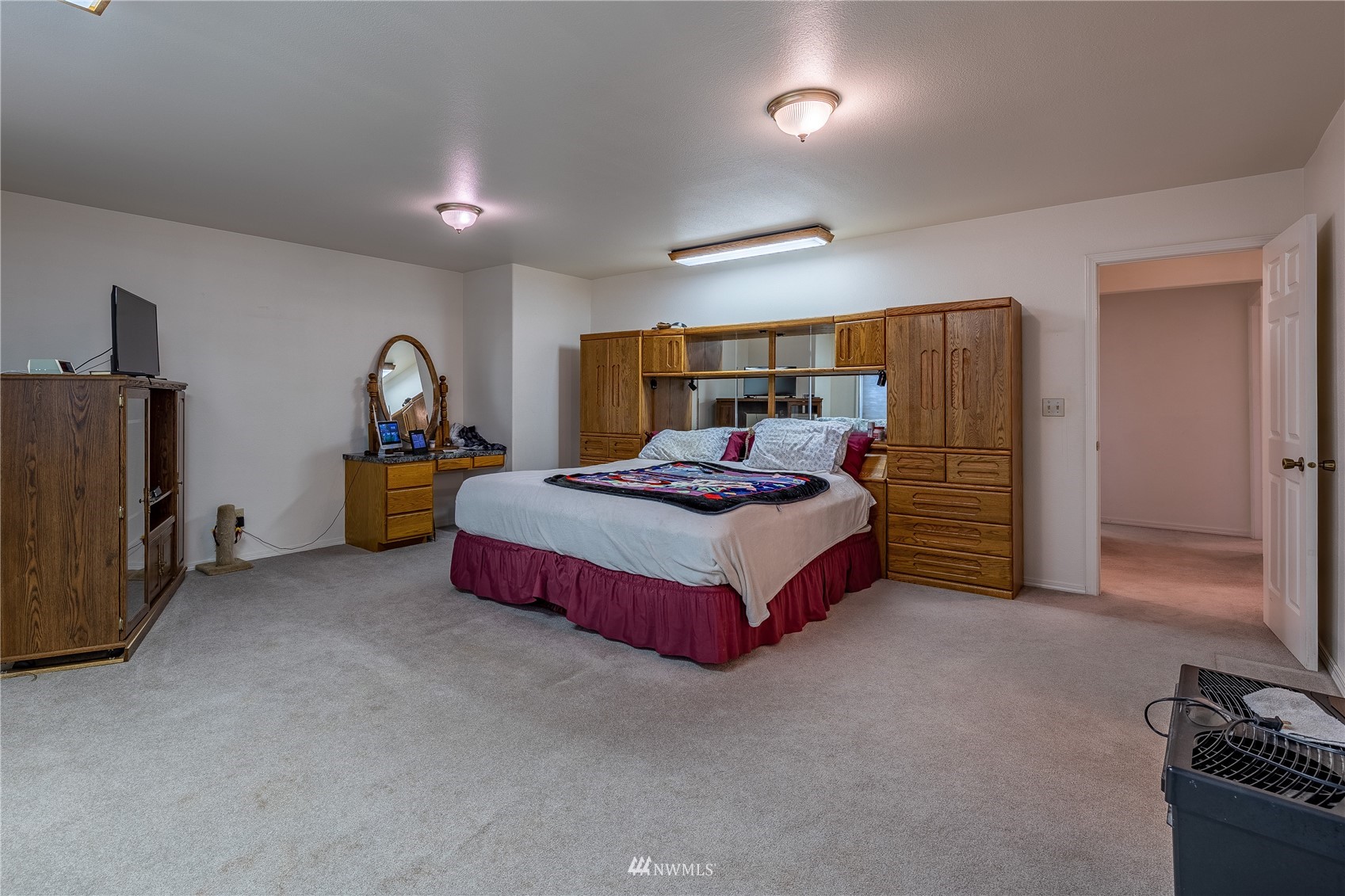 1659 West Gillis Road Othello, WA 99344 - Photo 16 of 38 a bedroom with a bed and a tv