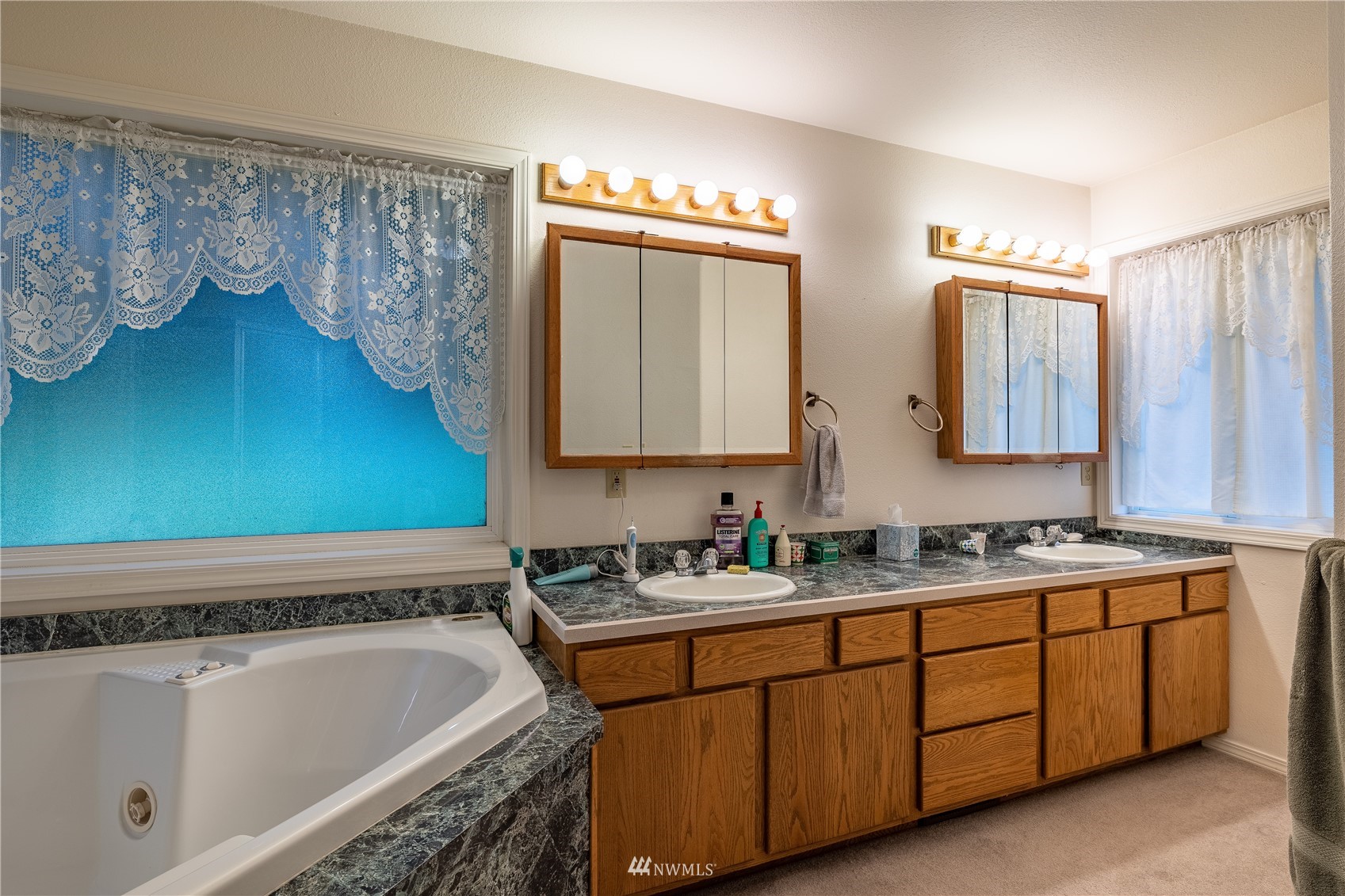 1659 West Gillis Road Othello, WA 99344 - Photo 17 of 38 a bathroom with a double vanity sink mirror and bathtub