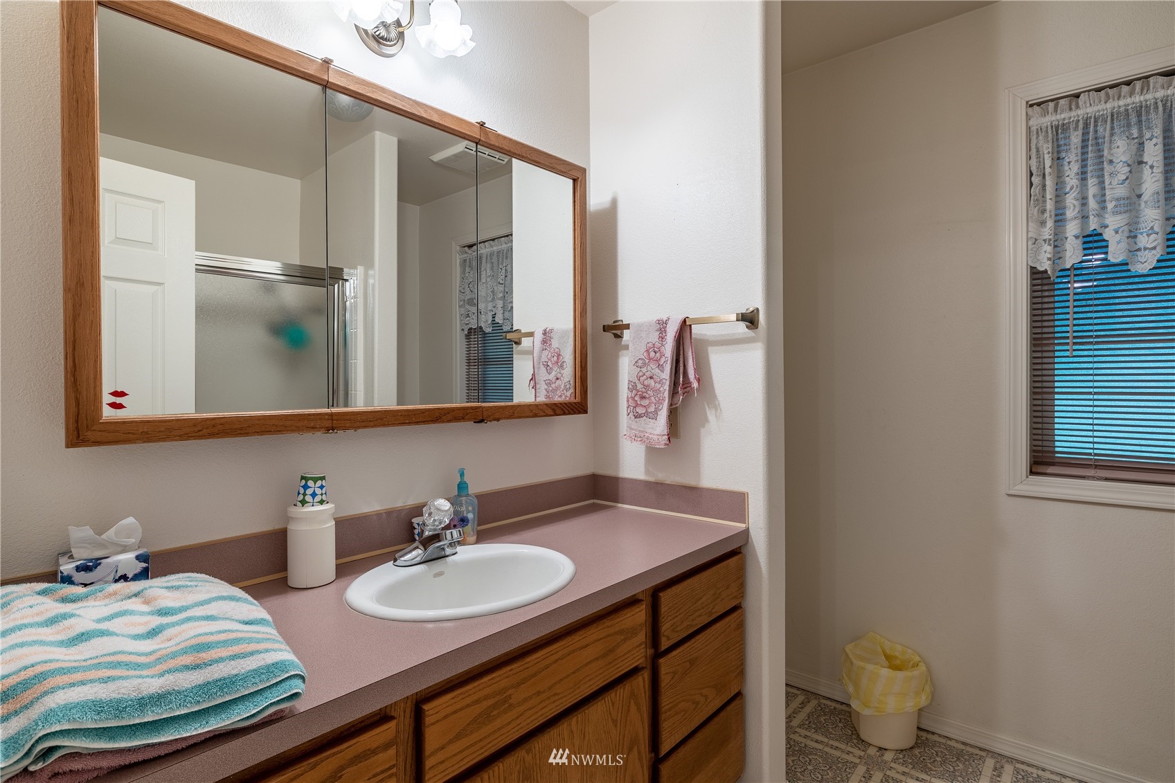 1659 West Gillis Road Othello, WA 99344 - Photo 21 of 38 a bathroom with a sink and a mirror