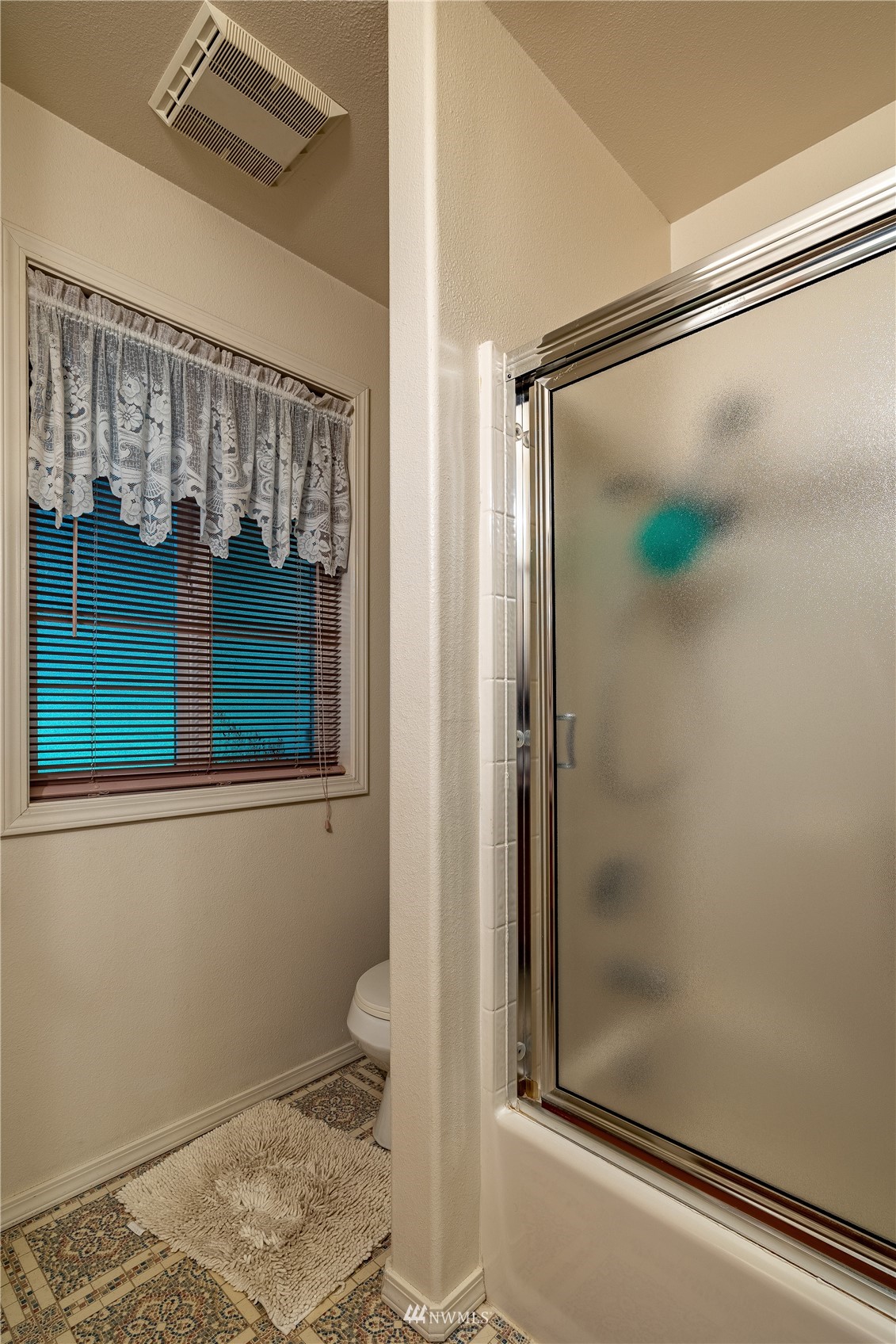 1659 West Gillis Road Othello, WA 99344 - Photo 22 of 38 a bathroom with a glass shower door