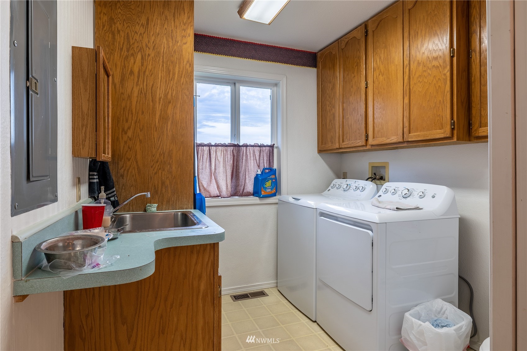 1659 West Gillis Road Othello, WA 99344 - Photo 26 of 38 a bathroom with a sink and a washing machine