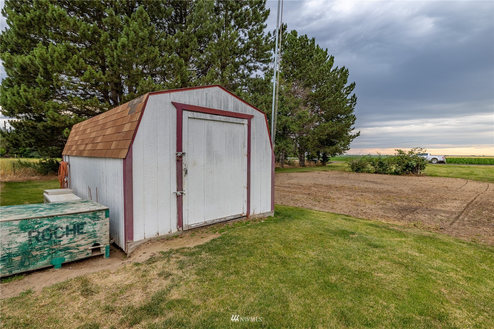 1659 West Gillis Road Othello, WA 99344 - Photo 32 of 38 a backyard of a house with lots of green space