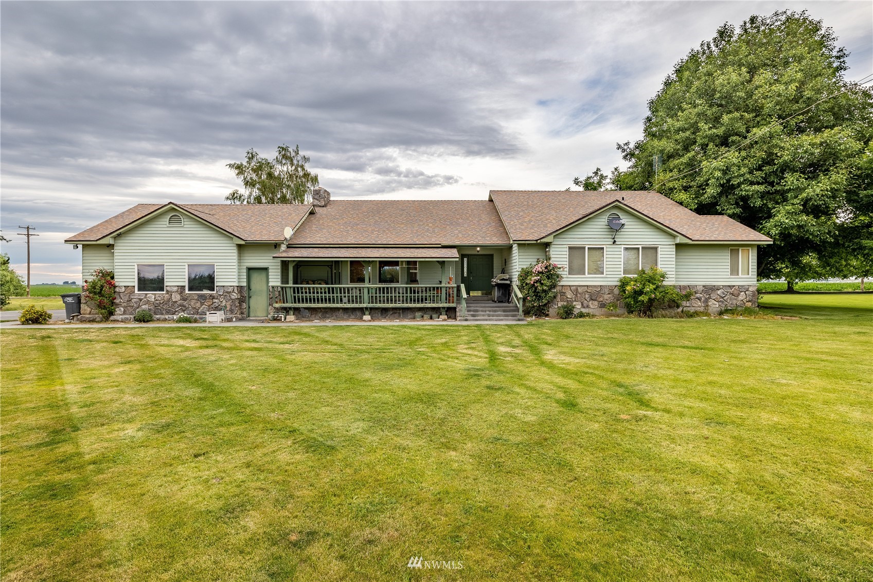 1659 West Gillis Road Othello, WA 99344 - Photo 36 of 38 a front view of a house with swimming pool