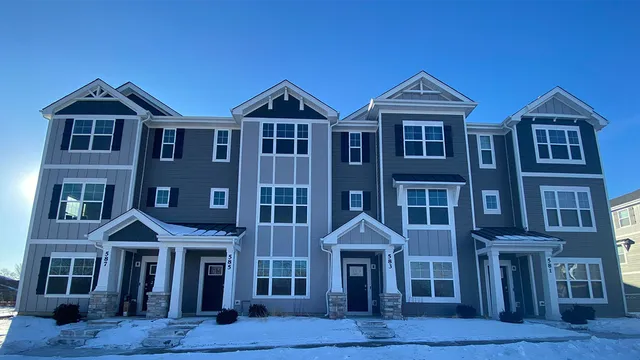 $399,990 | 585 Yosemite Way, Mundelein, IL 60060