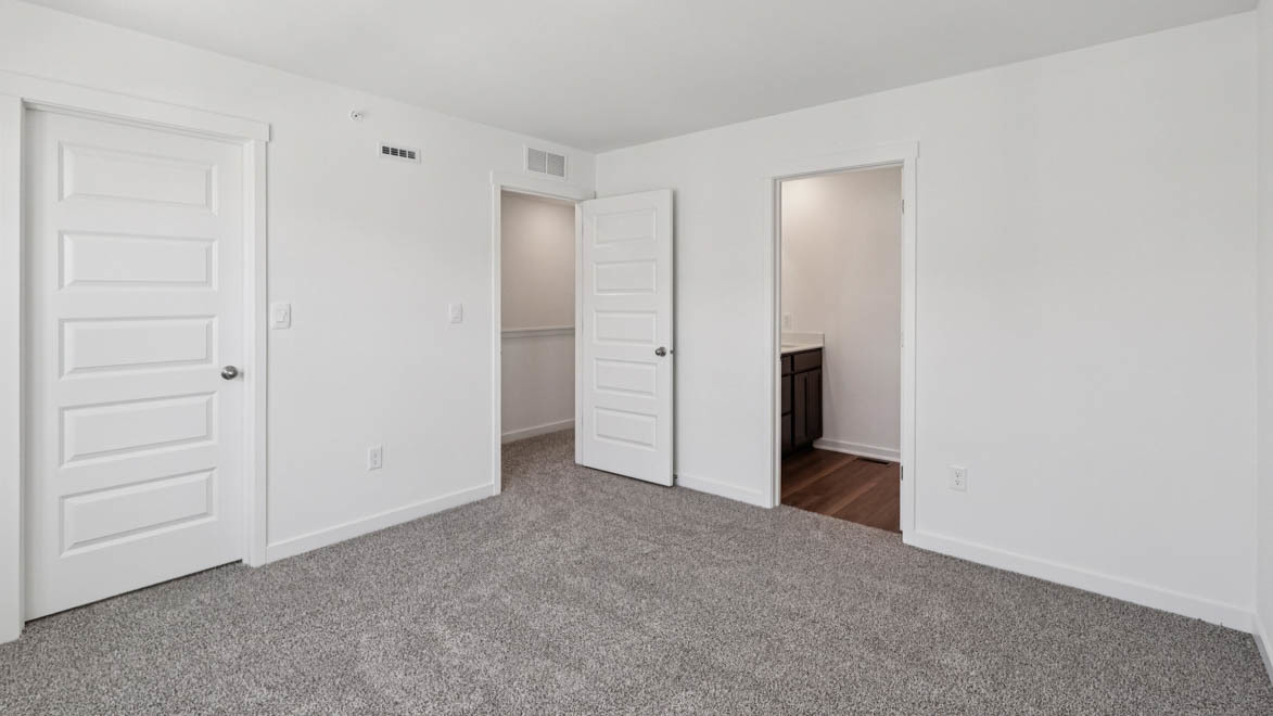 585 Yosemite Way Mundelein, IL 60060 - Photo 11 of 54 a view of an empty room and closet area