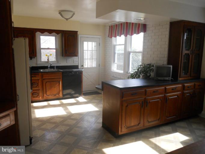 7820 Chapman Road Kingsville, MD 21087 - Photo 12 of 30 Kitchen with Island