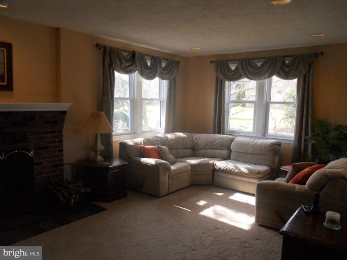7820 Chapman Road Kingsville, MD 21087 - Photo 13 of 30 Living Room
