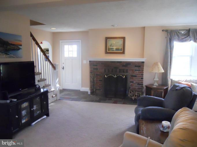 7820 Chapman Road Kingsville, MD 21087 - Photo 8 of 30 Living Room