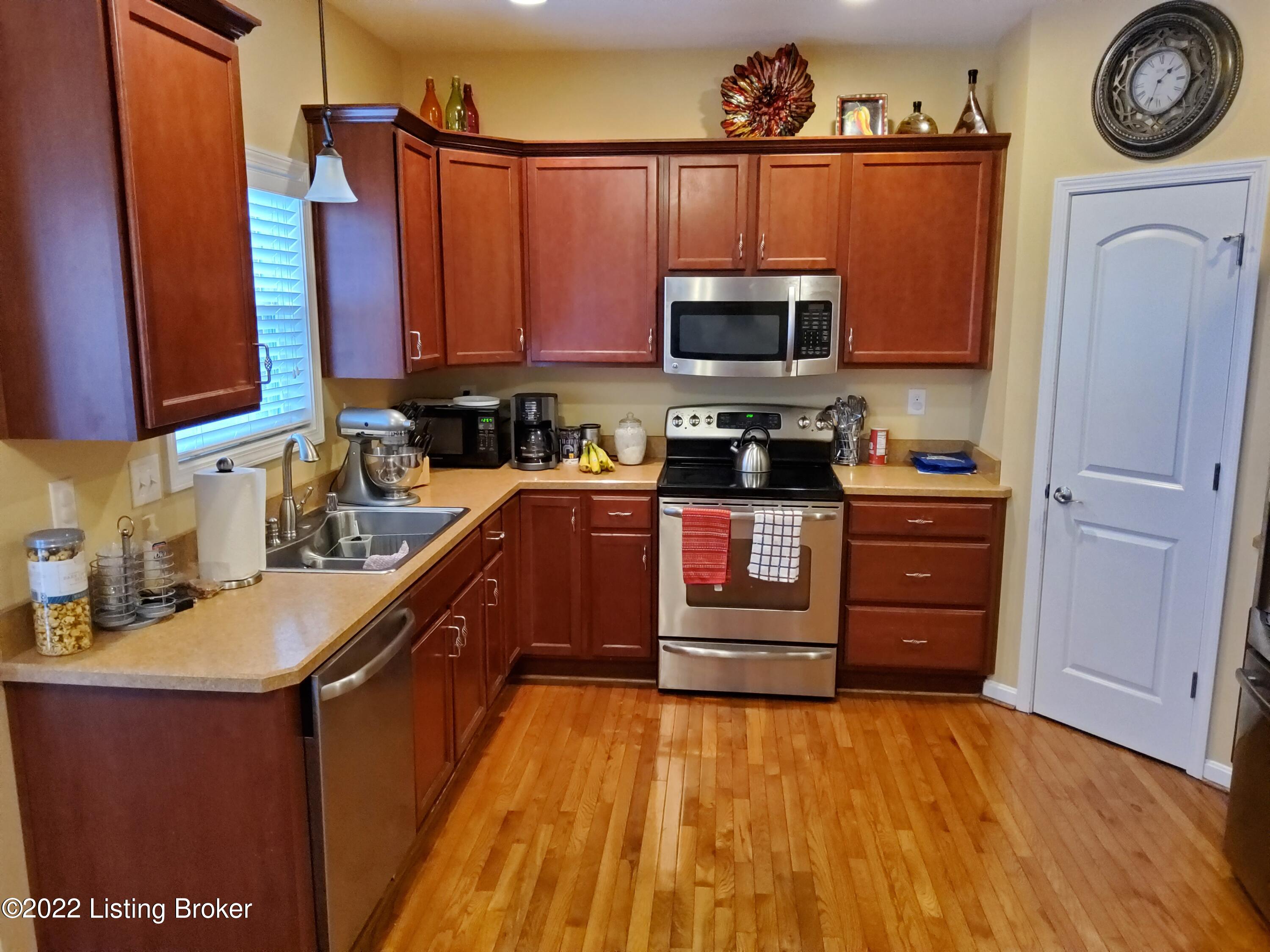 10129 Reeseman Drive Louisville, KY 40291 - Photo 18 of 39 20