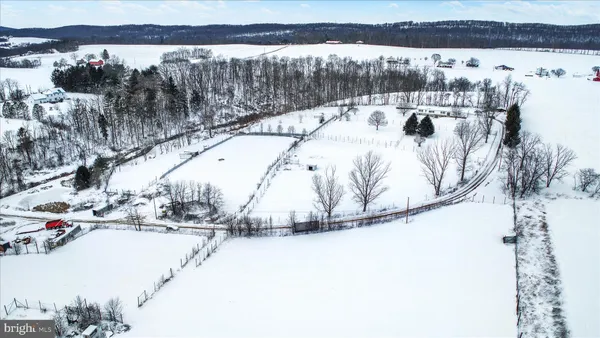 a picture of a field with an outdoor space
