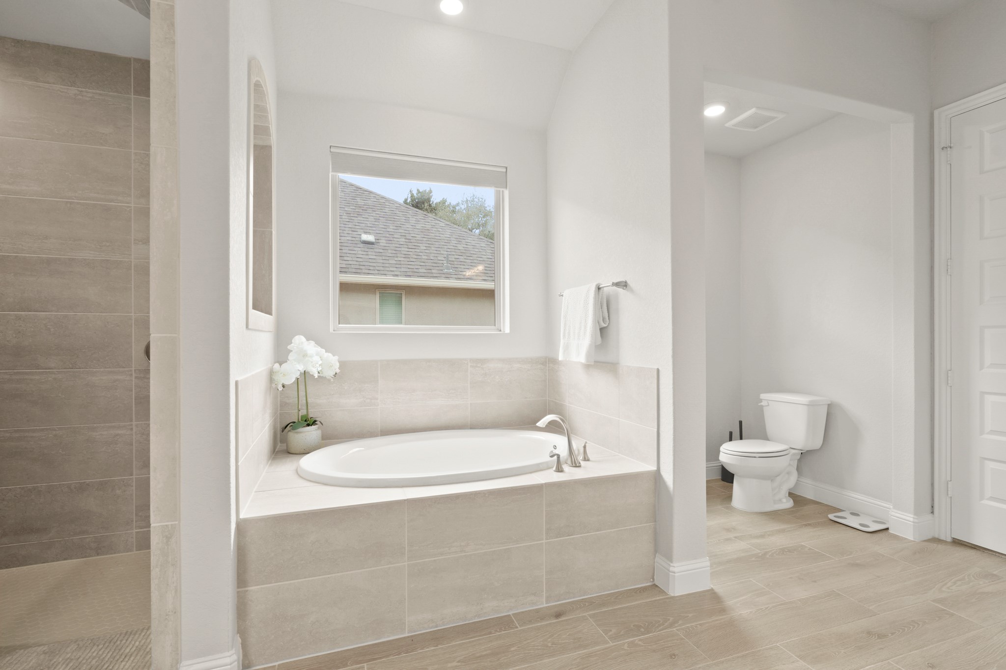 29411 Kearney Ridge Boerne, TX 78015 - Photo 9 of 34 a bathroom with a toilet and a bathtub