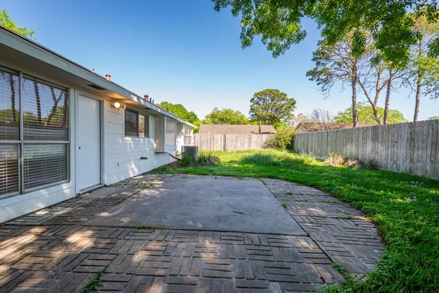 a view of a back yard