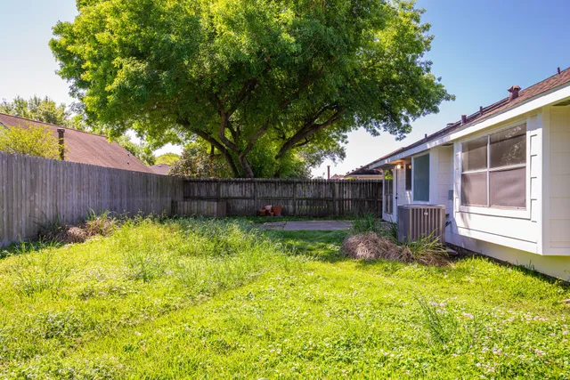 a view of backyard with a garden