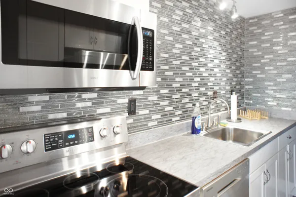 $1,300 | 230 East 9th Street, Unit 507, Indianapolis, IN 46204