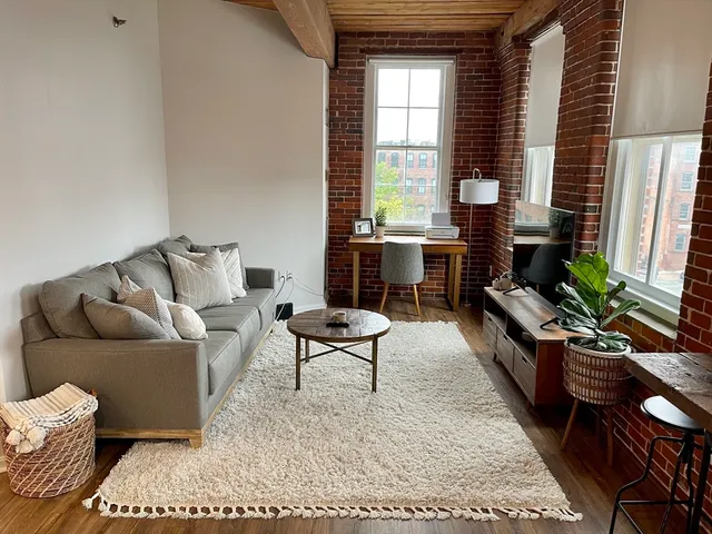 $2,100 | 21 Wingate Street, Unit 401, Haverhill, MA 01832