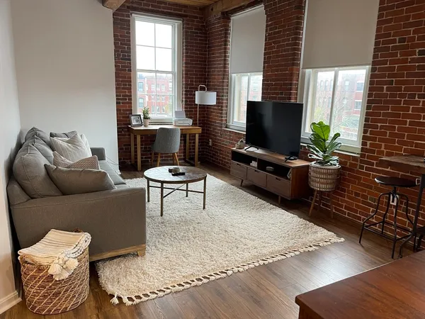 $2,100 | 21 Wingate Street, Unit 401, Haverhill, MA 01832