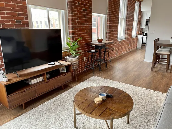 $2,100 | 21 Wingate Street, Unit 401, Haverhill, MA 01832