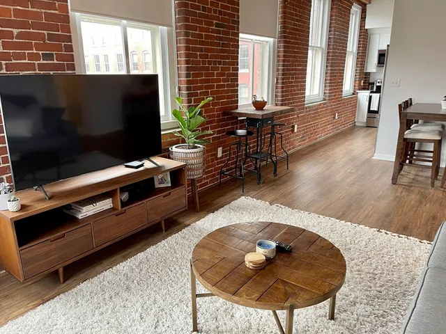 $2,100 | 21 Wingate Street, Unit 401, Haverhill, MA 01832