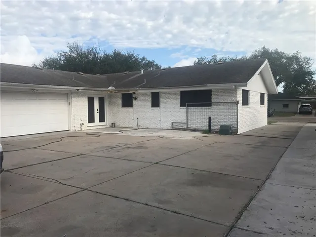 a view of a house with backyard