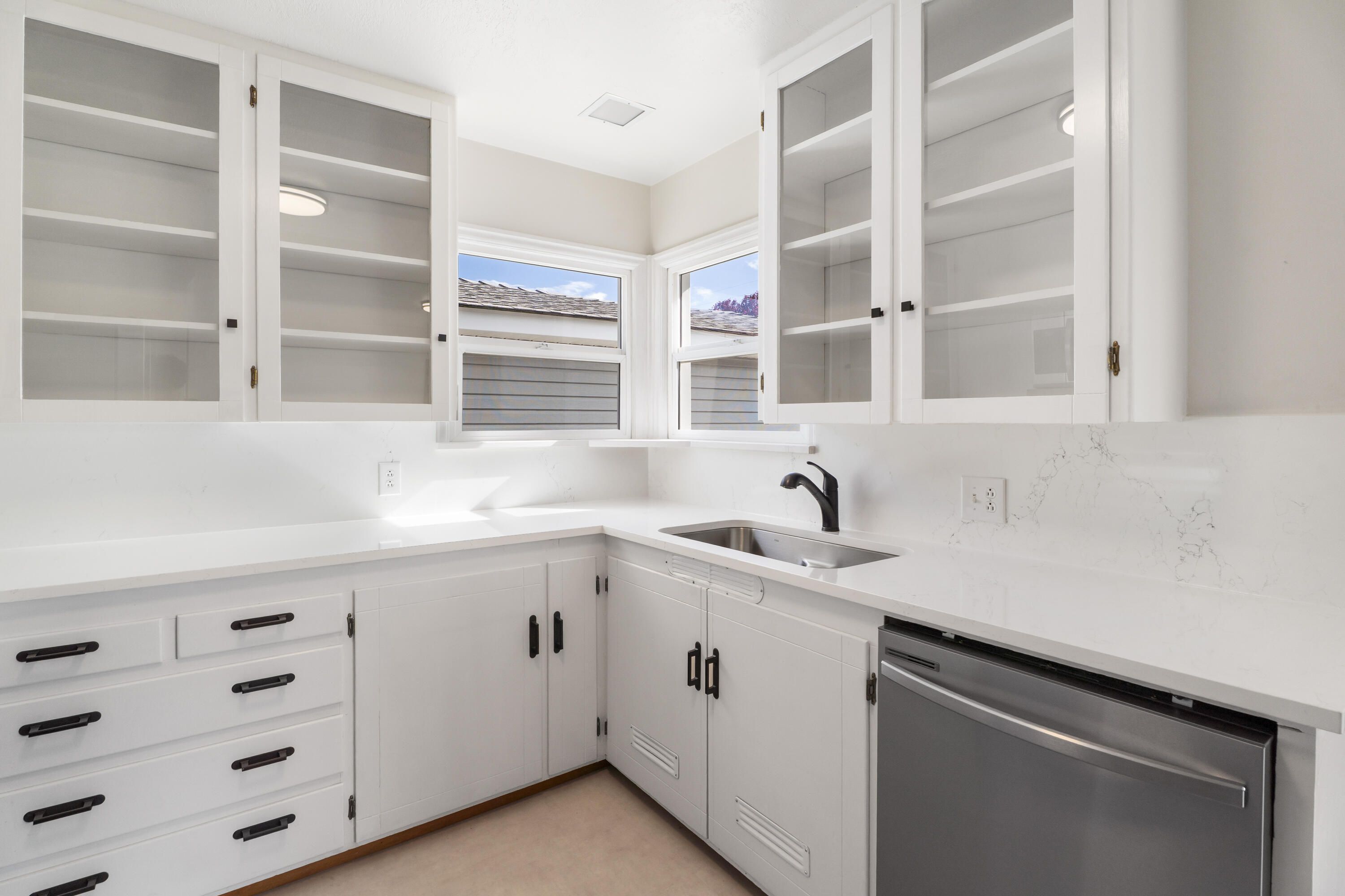 946 Southwest 13th Street Redmond, OR 97756 - Photo 10 of 49 a view with cabinets appliances