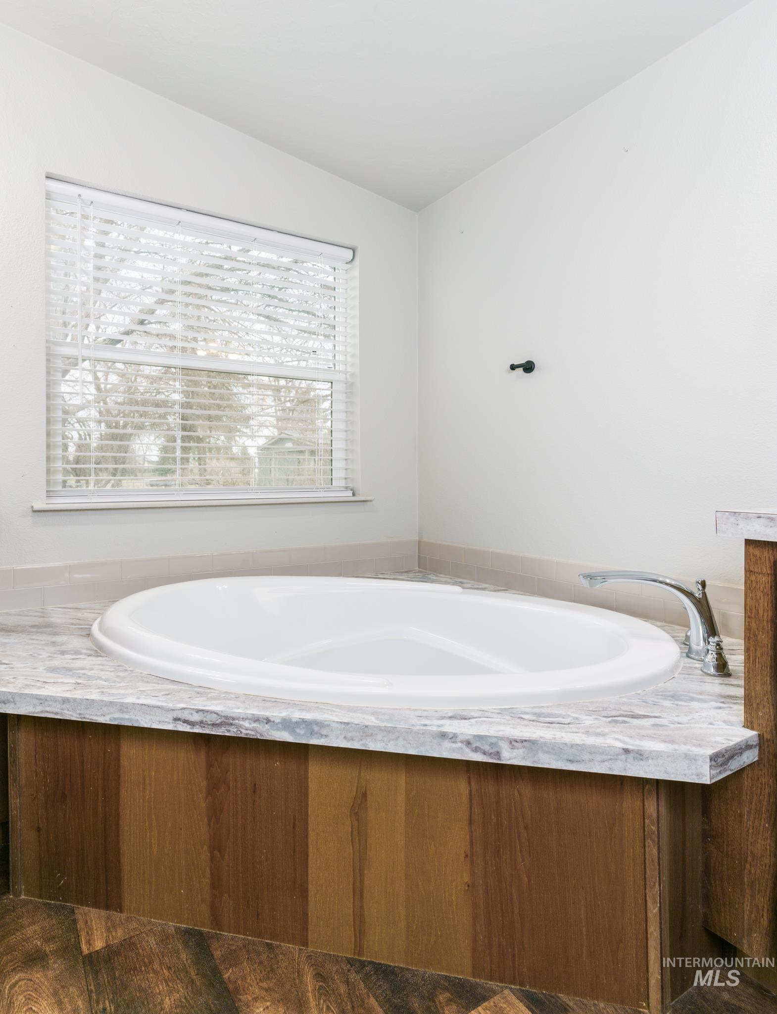 13678 North Hawthorne Road Pocatello, ID 83202 - Photo 22 of 37 Full bathroom with a bath