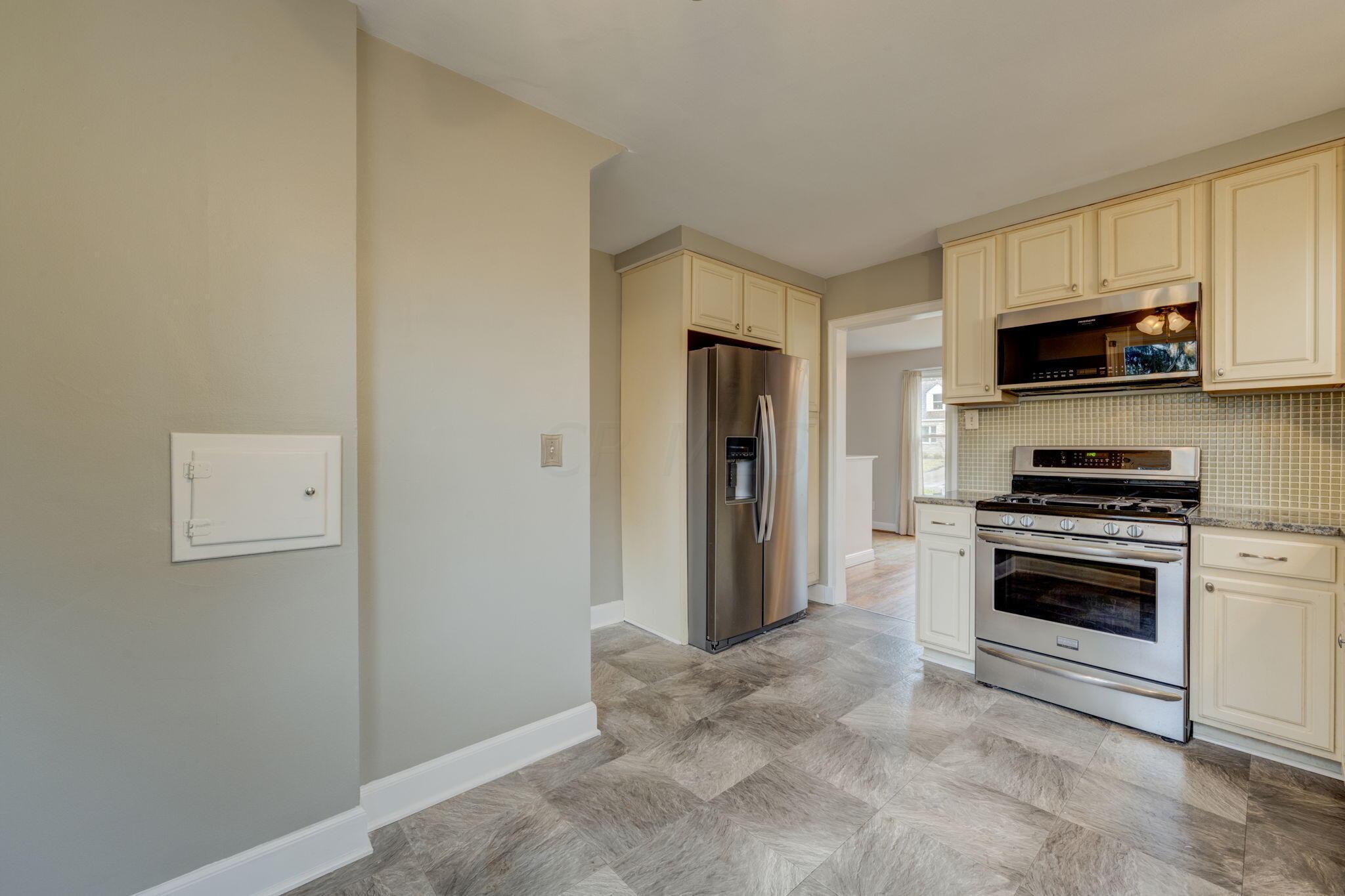 621 Garden Road Columbus, OH 43214 - Photo 15 of 38 Kitchen with Eating area
