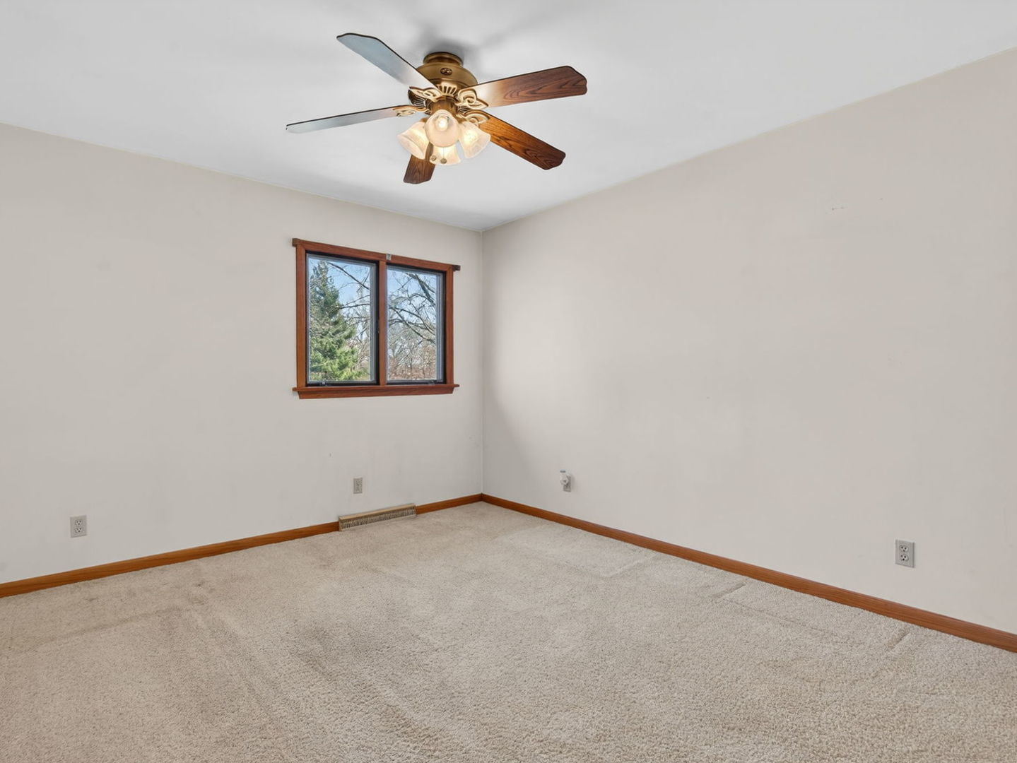 185 North Dewey Street Diamond, IL 60416 - Photo 20 of 39 an empty room with a window and a fan