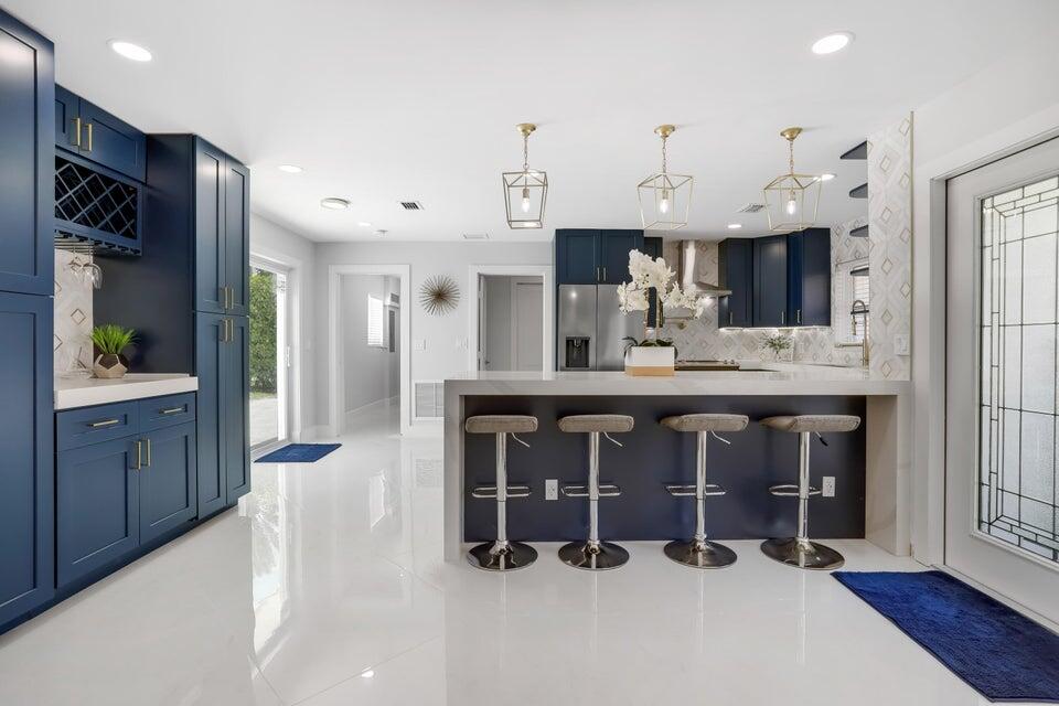 324 Bamboo Road Palm Beach Shores, FL 33404 - Photo 12 of 59 Kitchen and Bar
