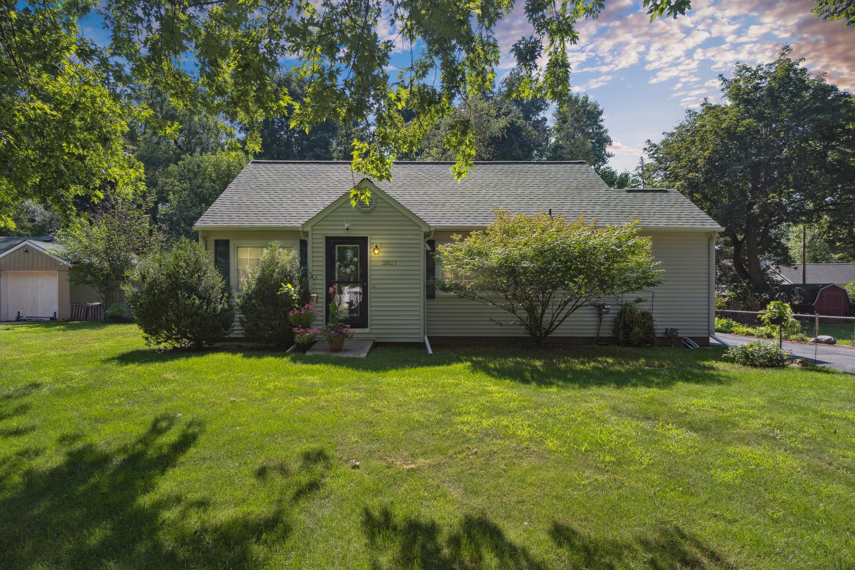 2527 Ashton Road Jackson, MI 49203 - Photo 1 of 55 Ashton front main