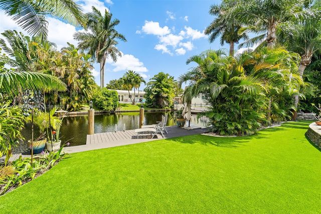a view of a house with a big yard