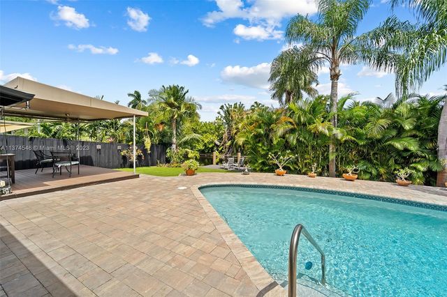 a view of a backyard