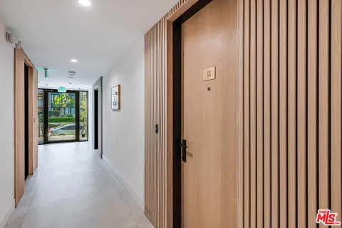 $1,195,000 | 10352 Riverside Drive, Unit 103A, Toluca Lake, CA 91602