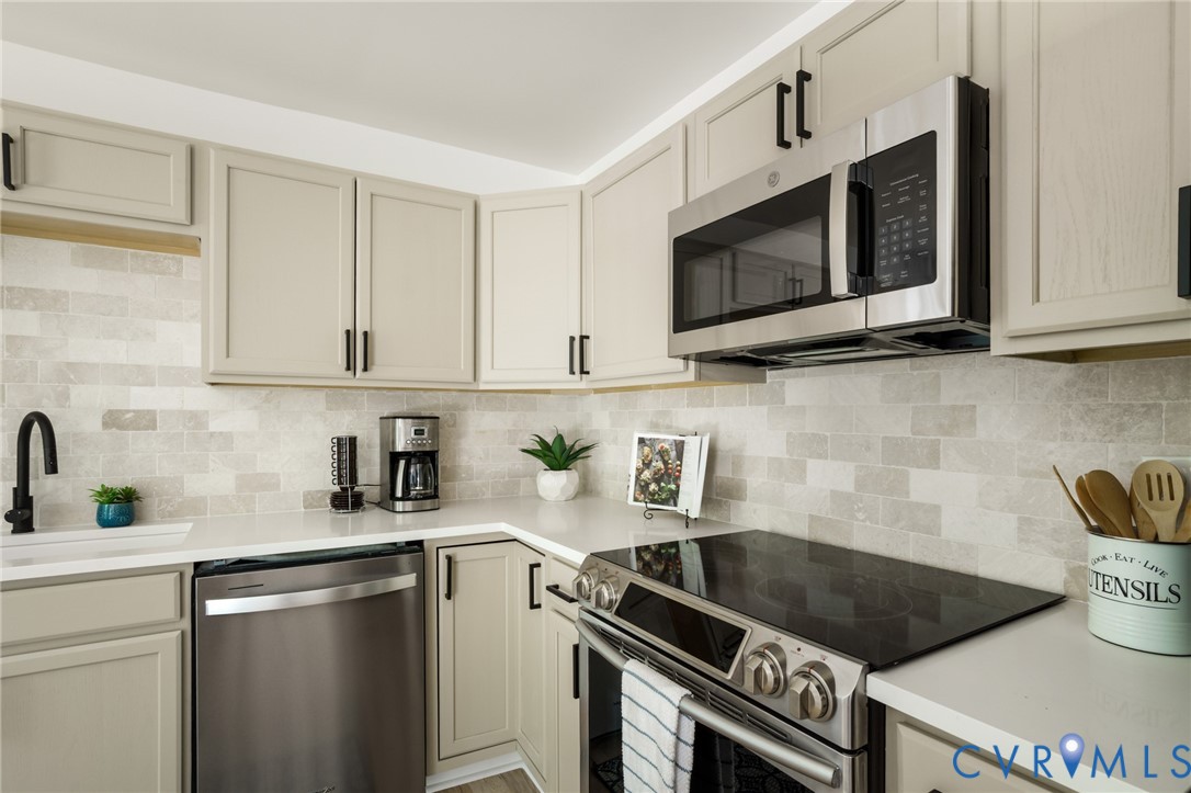 3056 Davis Mill Road Goochland, VA 23063 - Photo 19 of 46 Modern kitchen featuring light-toned cabinetry, st