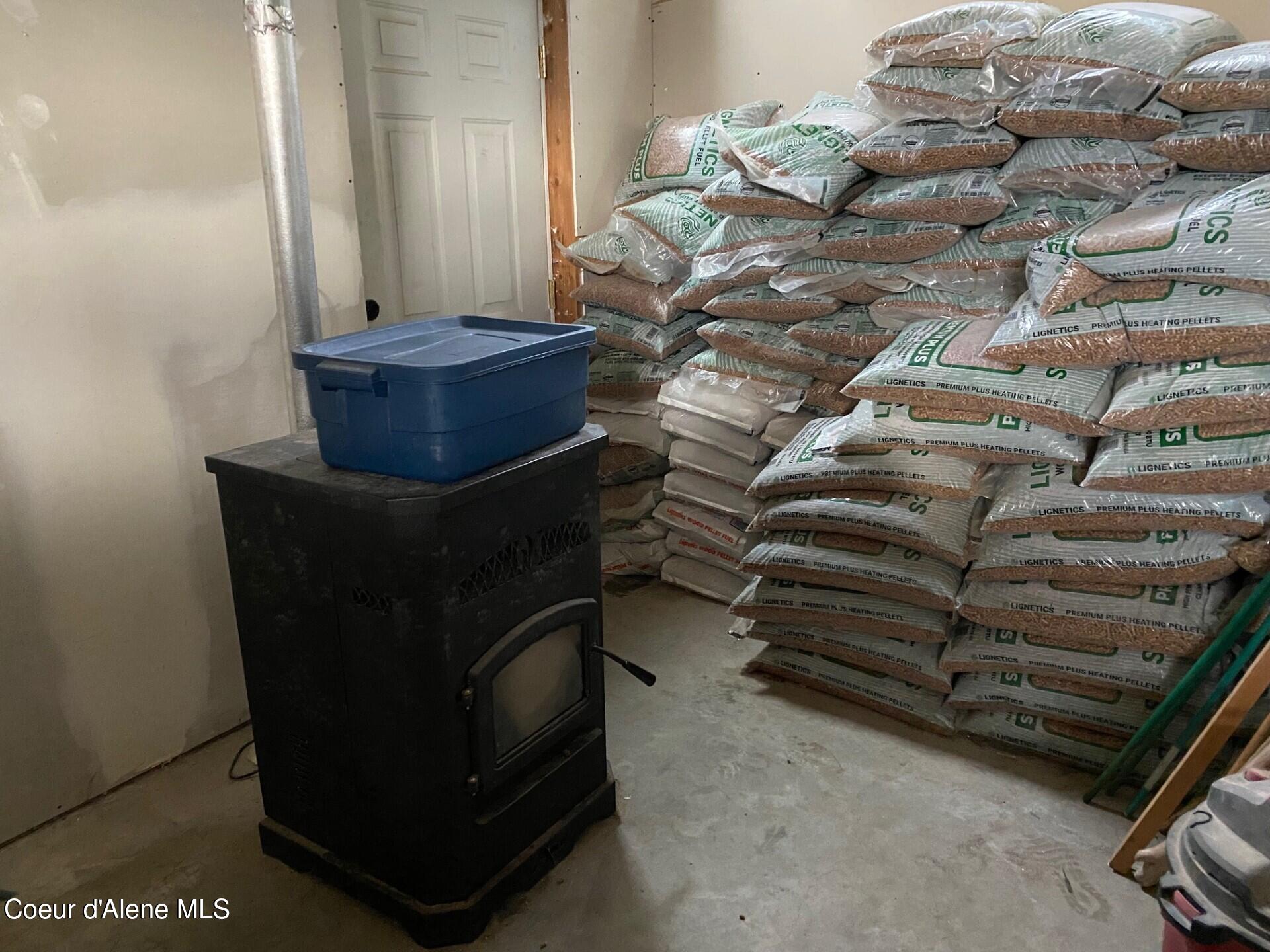 696 Raven Ridge Sandpoint, ID 83864 - Photo 32 of 62 pelletstove