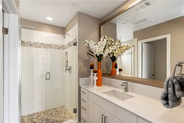 $4,000 | 231 Elm Avenue, Long Beach, CA 90802