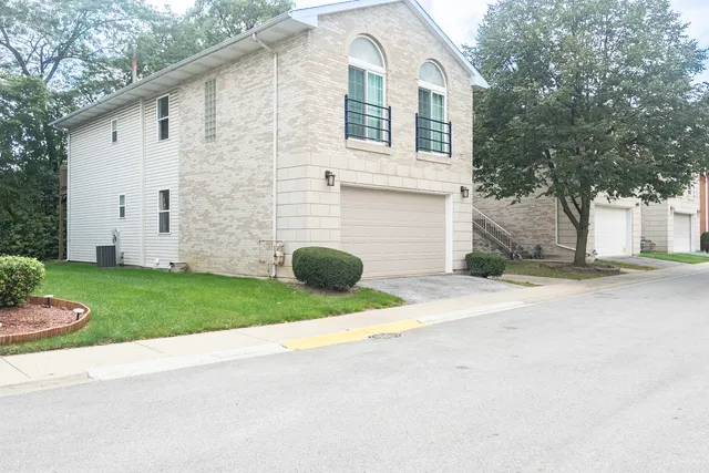 $330,000 | 1133 East 83rd Street, Unit 177, Chicago, IL 60619