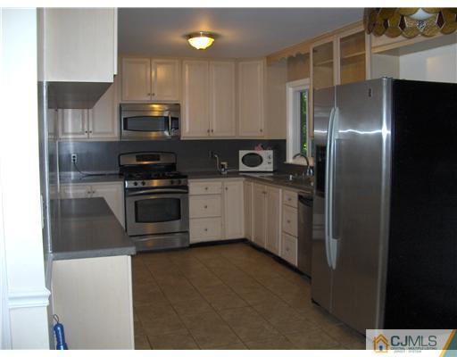 86 Holly Road Iselin, NJ 08830 - Photo 3 of 10