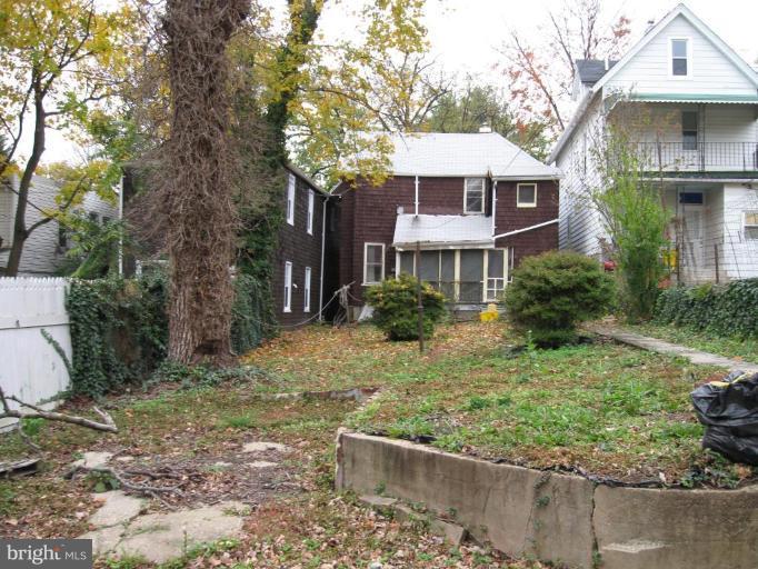 4513 Schenley Road Baltimore, MD 21210 - Photo 7 of 7 a front view of a house with garden