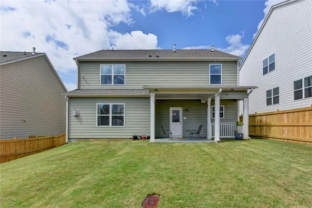 a view of a house with a yard