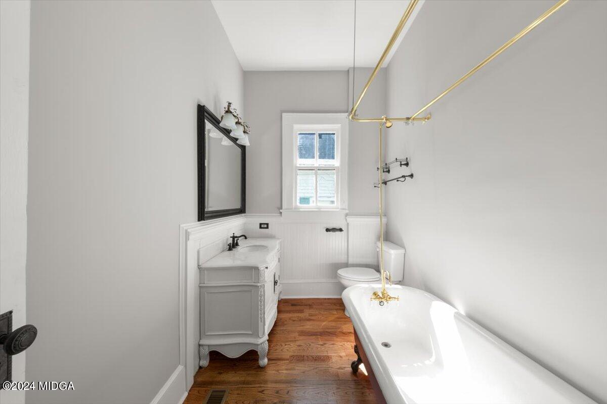 1048 Walnut Street Macon, GA 31201 - Photo 16 of 25 Full Bathroom