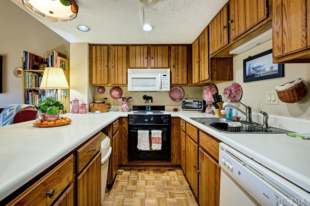 81 Emerald Ridge Road, Unit 39 Sapphire, NC 28774 - Photo 13 of 19 Gallery Image 13